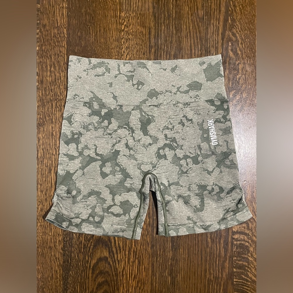 Gymshark- Camo workout shorts (M)
